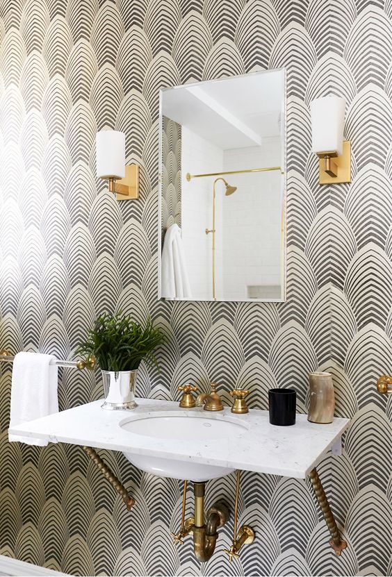 Fan-Motif Wallpaper Creates a Bold Statement