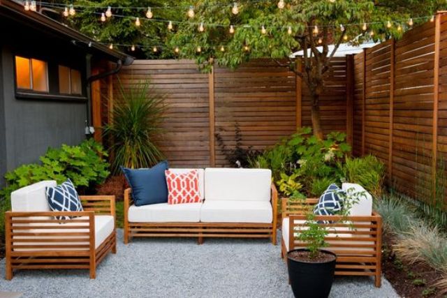 Sleek Horizontal Slats for a Modern Privacy Screen