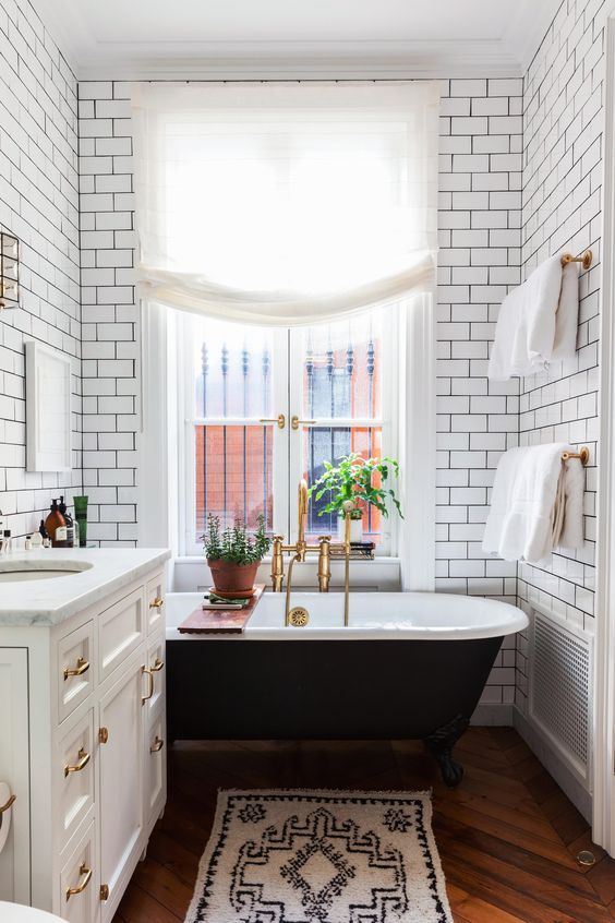 Wooden Tray Adds a Natural Touch to the Bathtub Edge