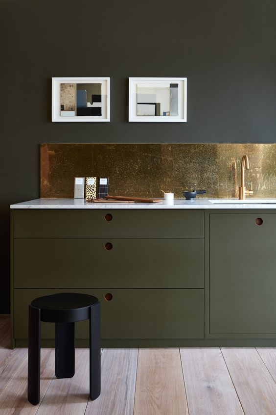 Textured Gold Backsplash Adds Warmth to Dark Cabinets