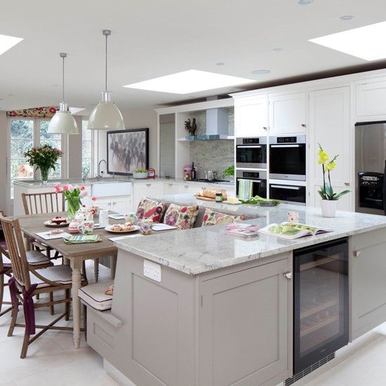Island With Integrated Banquette and Dining Table