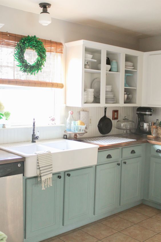 Hanging Cast Iron Skillet Adds Rustic Charm to Backsplash
