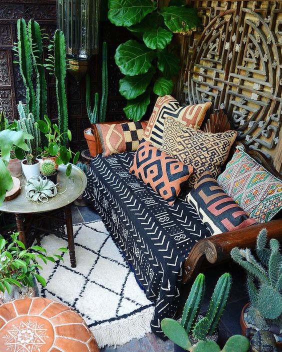 Mix-and-Match Throw Pillows for a Relaxed Vibe