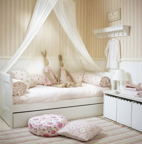 White Daybed with Pull-Out Drawer for Extra Sleep Space