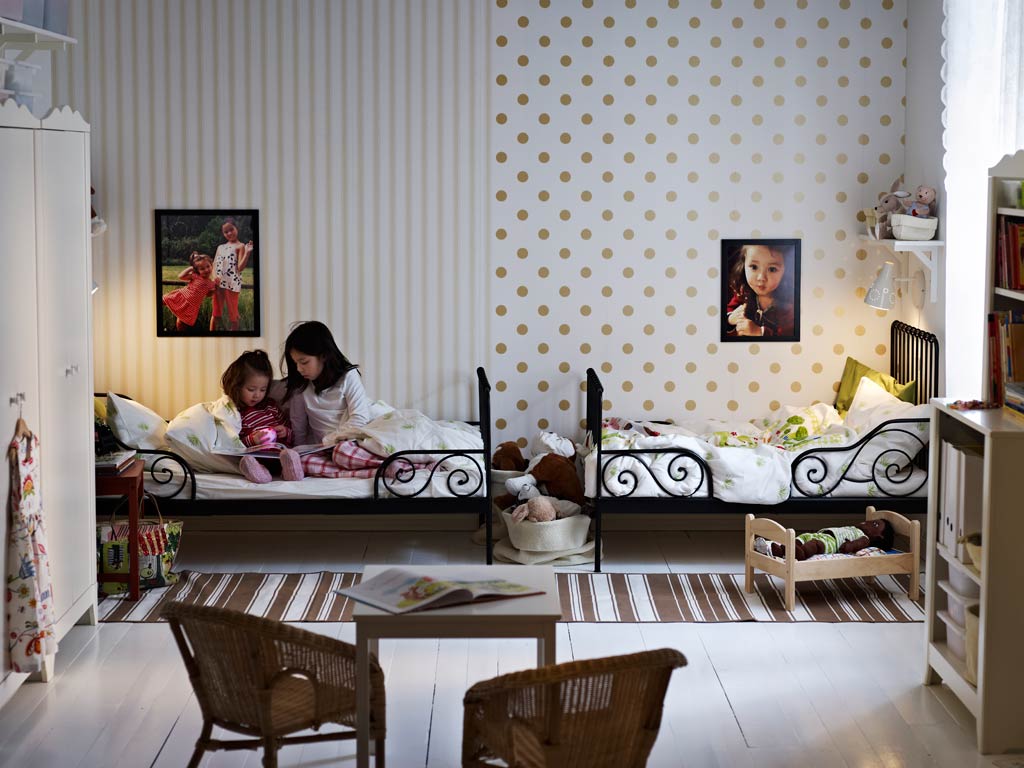Introduce Classic Style With Black Metal Beds and Scrollwork
