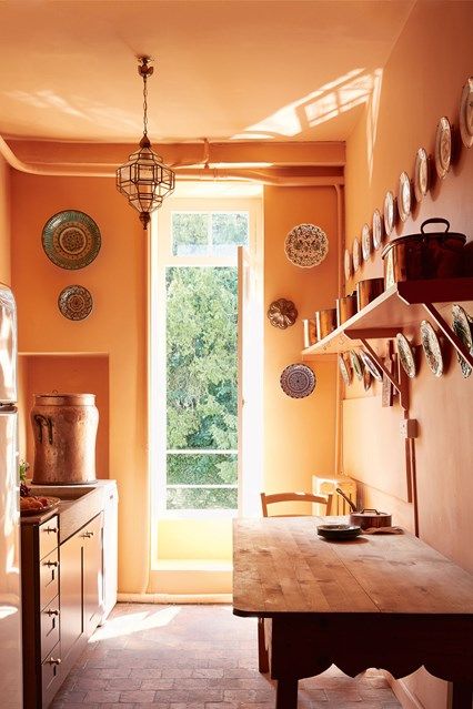 Decorative Plates Add Patterned Interest to Walls