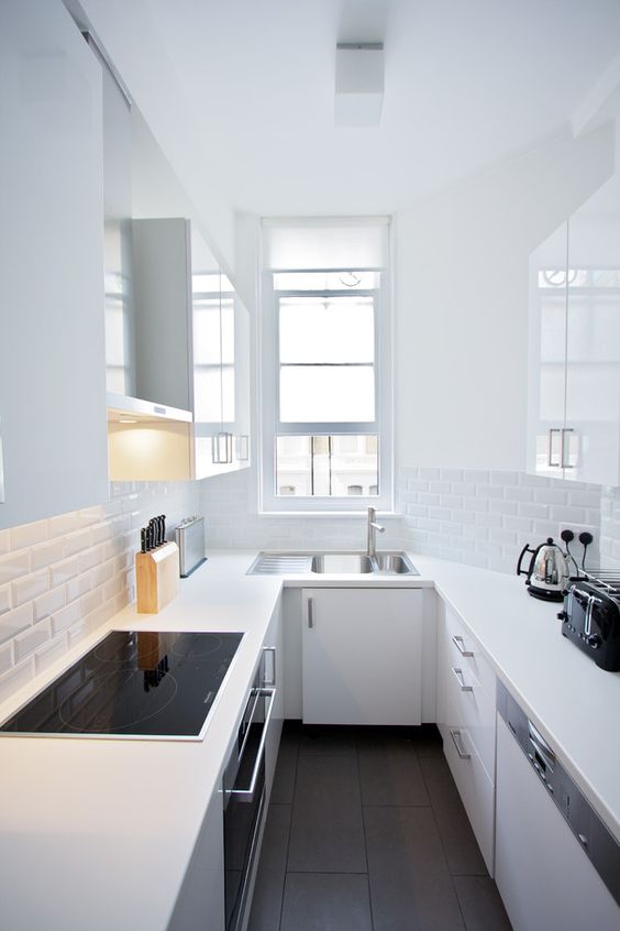 Knife Block on Countertop Keeps Blades Accessible