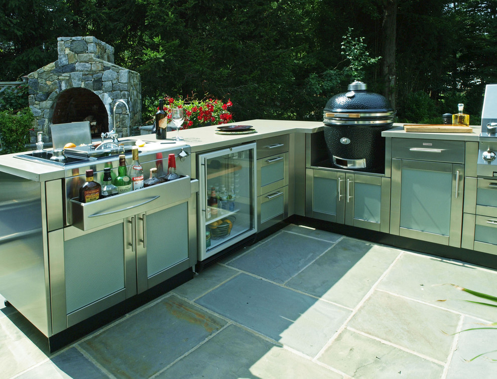 Pull-Out Caddy Keeps Bar Bottles Organized and Accessible