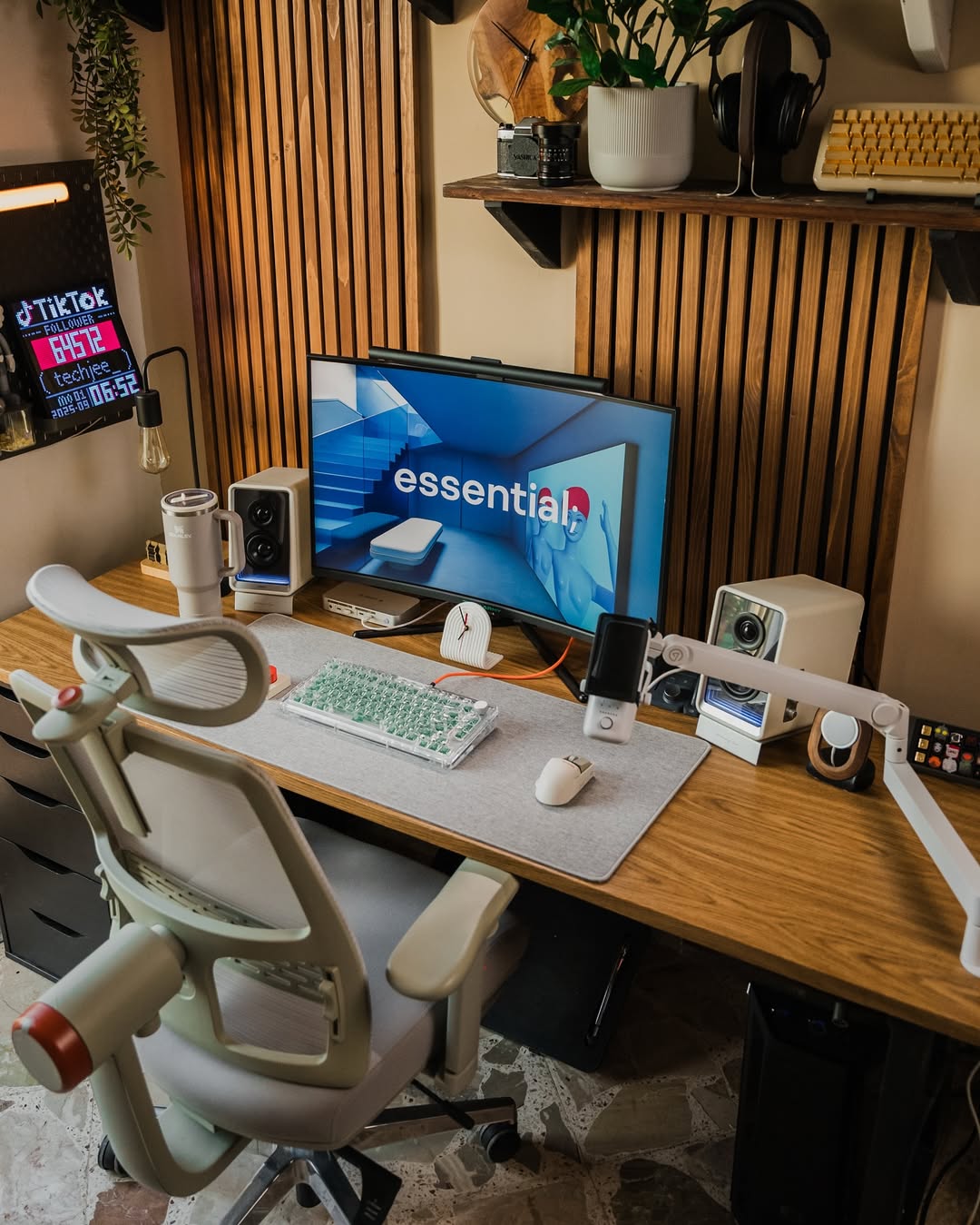 Adjustable Desk Lamp With an Integrated Clip