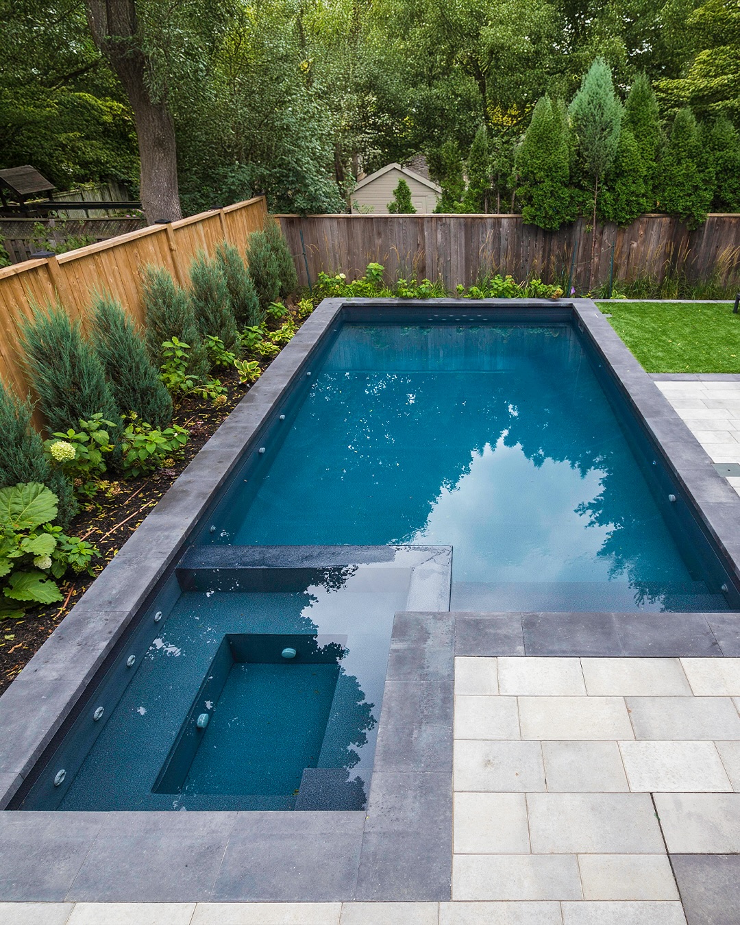 Integrated Steps Create a Shallow Entry and Lounge Area