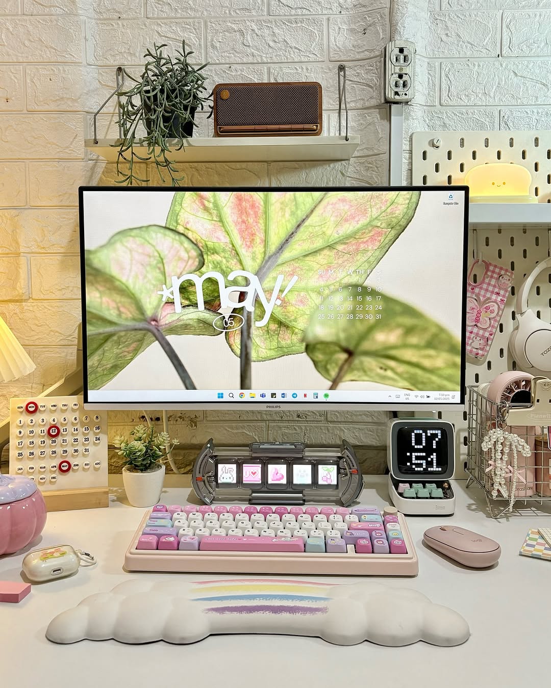 Rotating Desk Calendar for Tactile Date Tracking