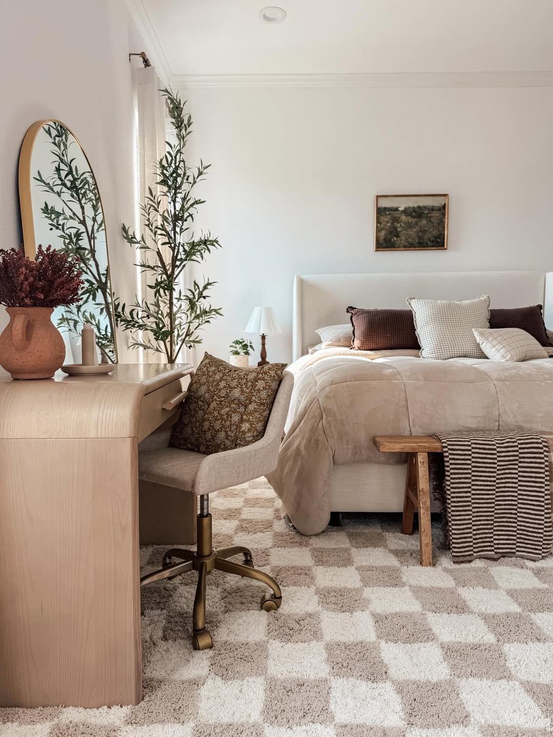 Curved Wooden Desk Adds a Soft, Natural Touch