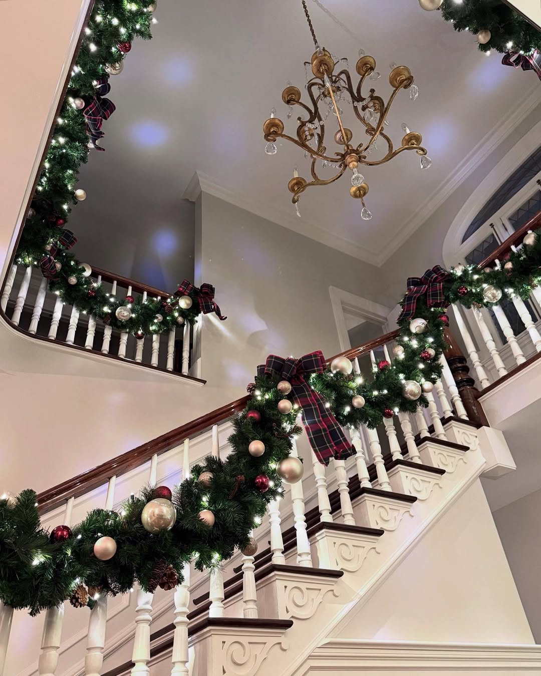 Plaid Bows Add Rustic Charm to Evergreen Garland