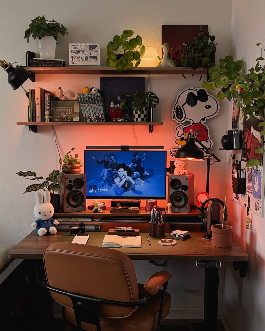Desk Mat With Integrated Pen Holder
