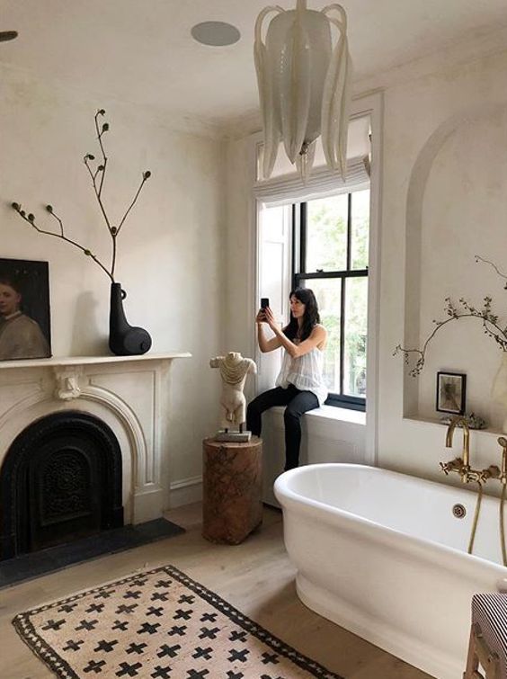Sculptural Pedestal Adds Artistic Flair Near the Tub