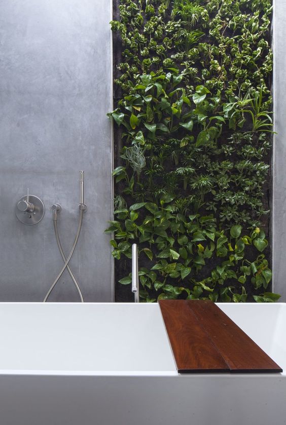 Vertical Garden Wall Adds a Natural Backdrop to Your Bathtub
