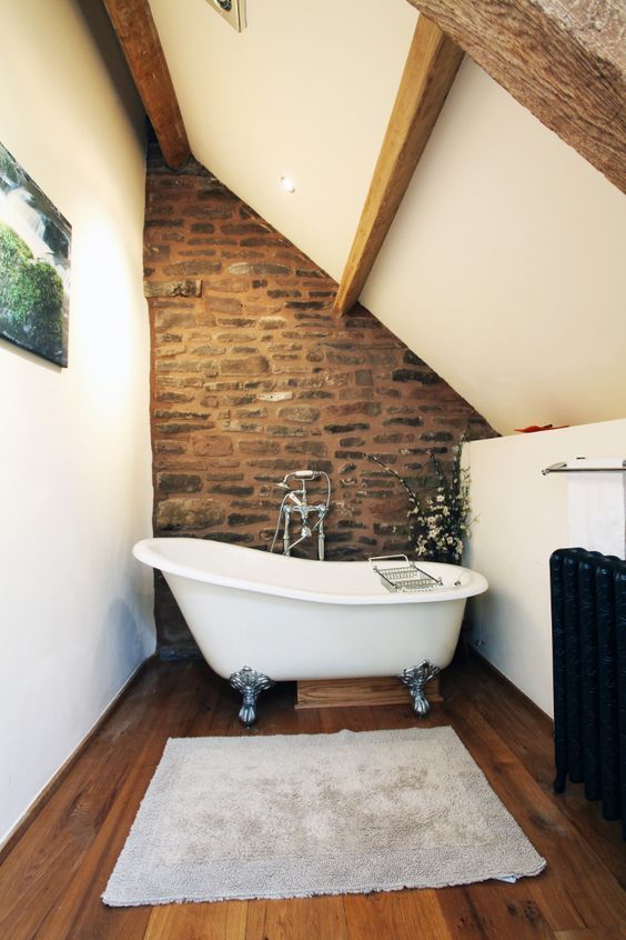 Clawfoot Tub With Metal Tray for Bath Essentials