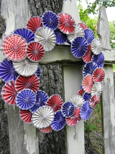 Paper Pinwheel Wreath with Glittery Edges