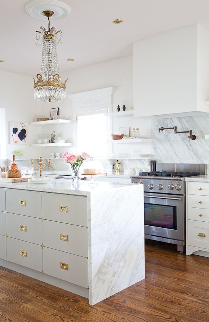 Marble Island With Gold Hardware Adds a Luxe Touch