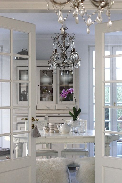 Crystal Chandelier Adds Sparkle Above a Dining Table