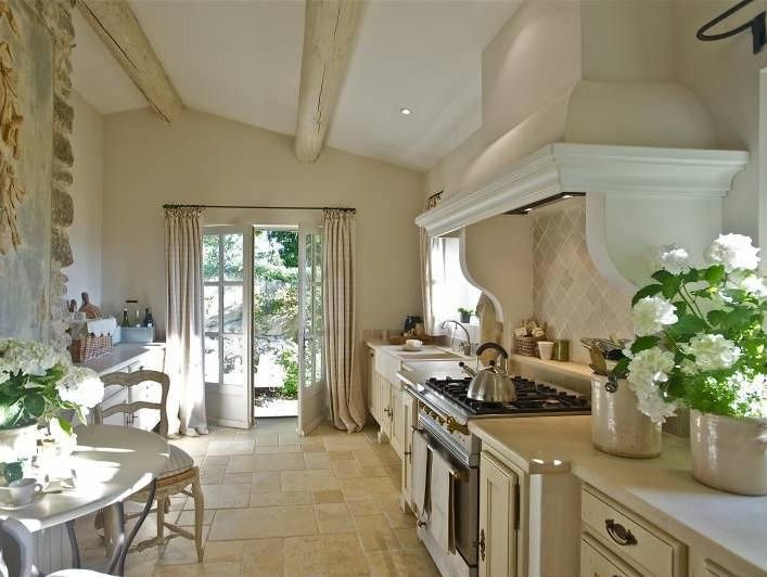 Frame the Range with Cream Cabinets and Molding