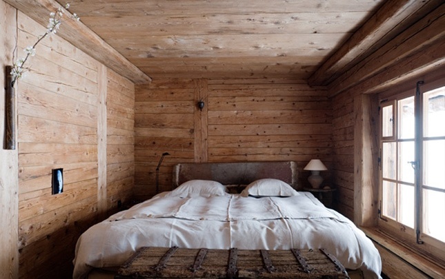 Rustic Wooden Trunk Offers Vintage Storage and Seating