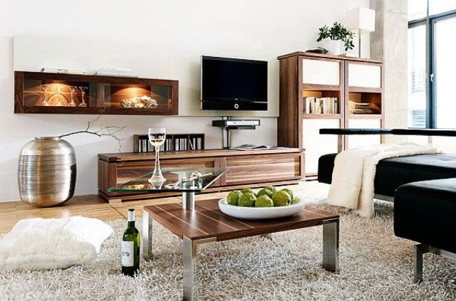 Glass-Topped Coffee Table Adds Visual Lightness