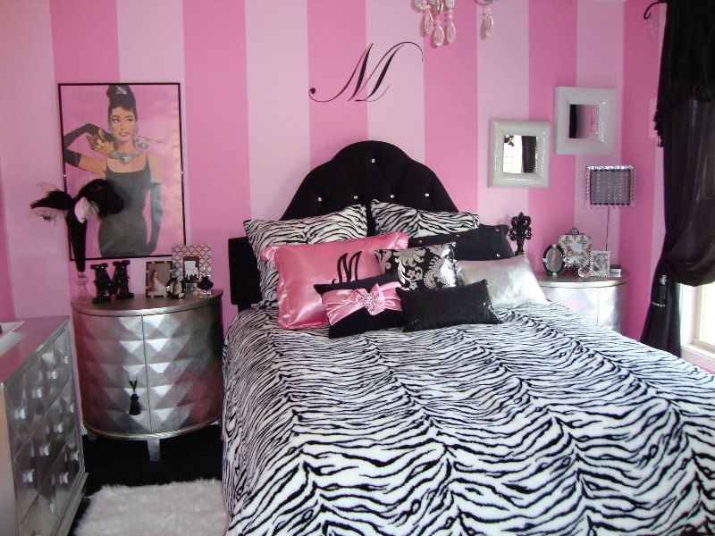 Monogrammed Pillows Add Personalized Glamour to the Bed