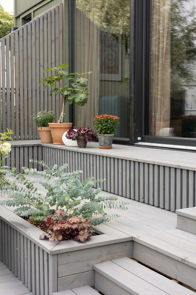 Low-Profile Planter Box Creates a Ground-Level Garden
