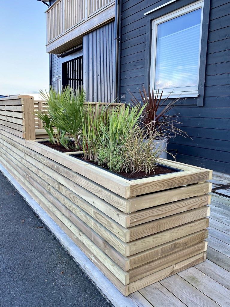Stacked Wood Planter Box Creates a Textured Border