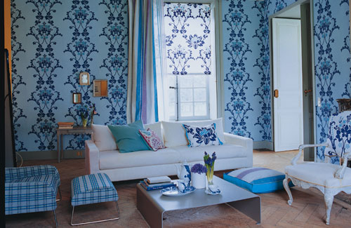 Blue Damask Wallpaper Creates a Bold, Layered Pattern