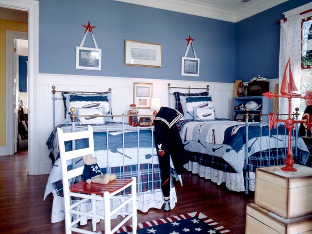 Red Star Accents Add a Playful Pop Above Beds