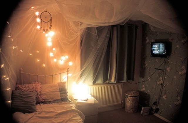 Dreamcatcher Lights Add Whimsy Above the Bed