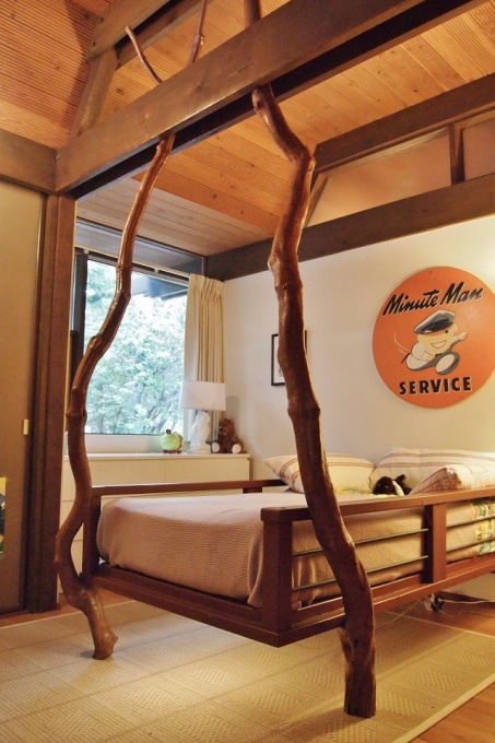 Unique Tree Trunk Bed Posts Create a Natural Canopy