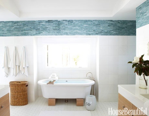 Wooden Bathtub Caddy Holds Bath Essentials Over Water