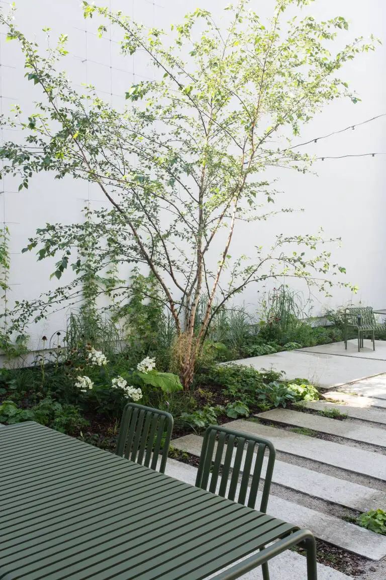 Green Metal Table and Chairs for a Modern Patio