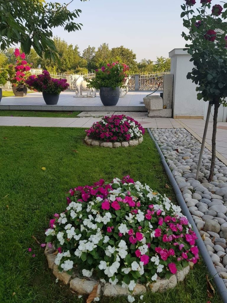 Rustic Stone Borders for Circular Beds