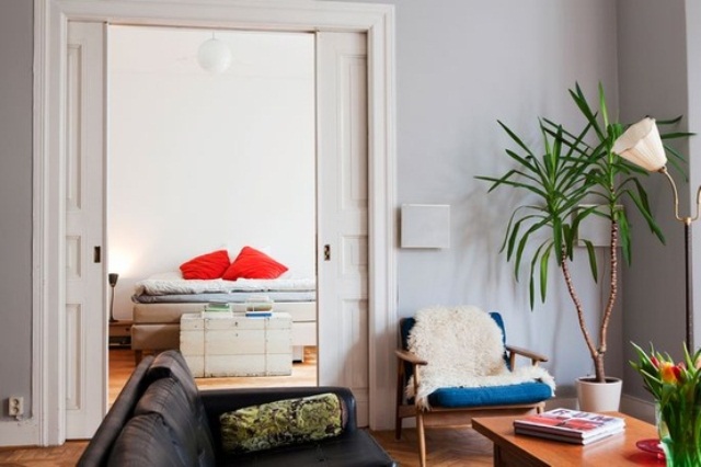 White Trunk Storage Adds Charm to Entryway