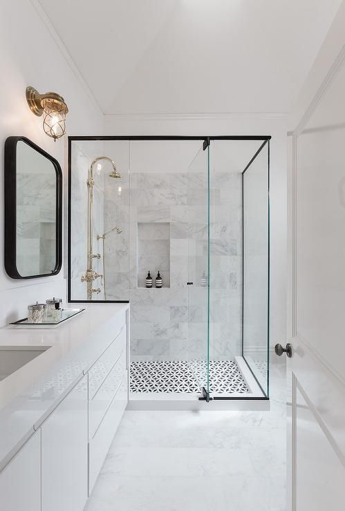 Marble Shower Walls With Built-In Niches for Toiletries
